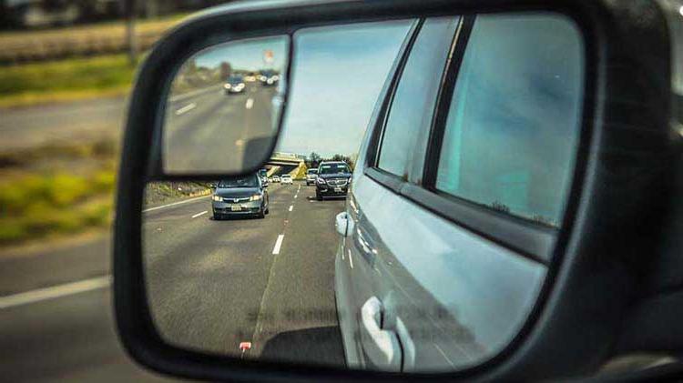 当你合并时，你后面汽车的侧视镜.